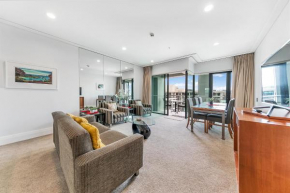 Sophisticated Spacious APT w Stunning Harbour View